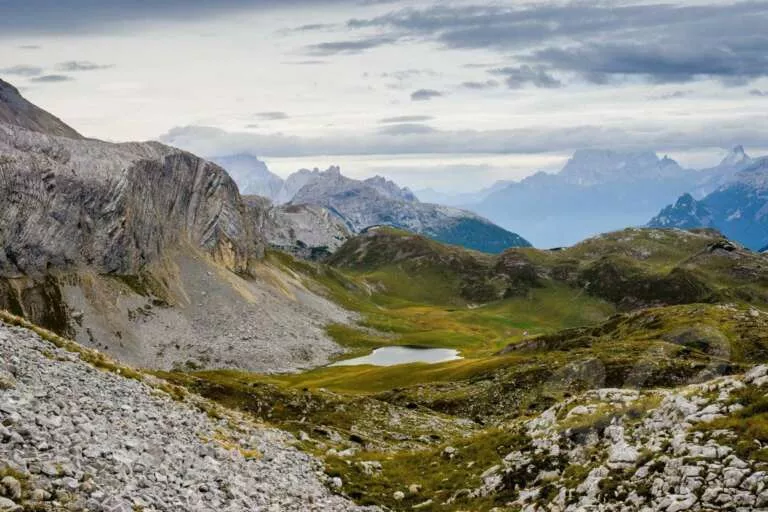 In den Dolomiten, Alpenblick mit kleinem See