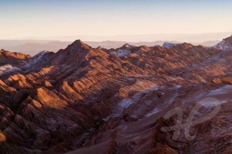 Lila Atacamawüste nach dem Sonnenaufgang