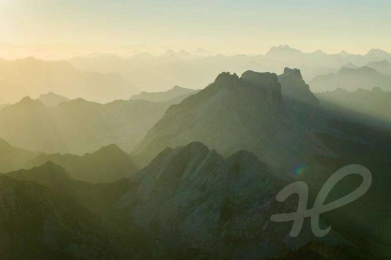 Sonnenaufgang am Gipfel in den Alpen