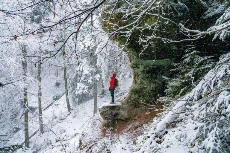 Wandern im Winter mit einem Fels