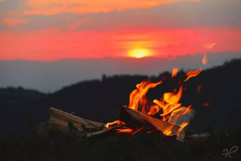 Lagerfeuer im Abendrot