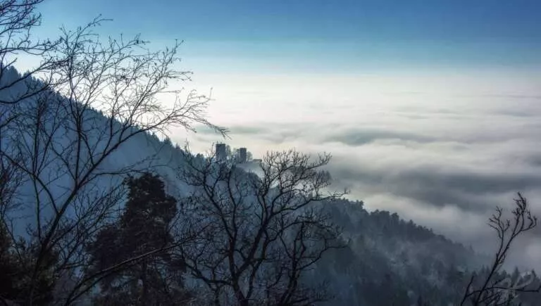 Burg Windeck im Nebel