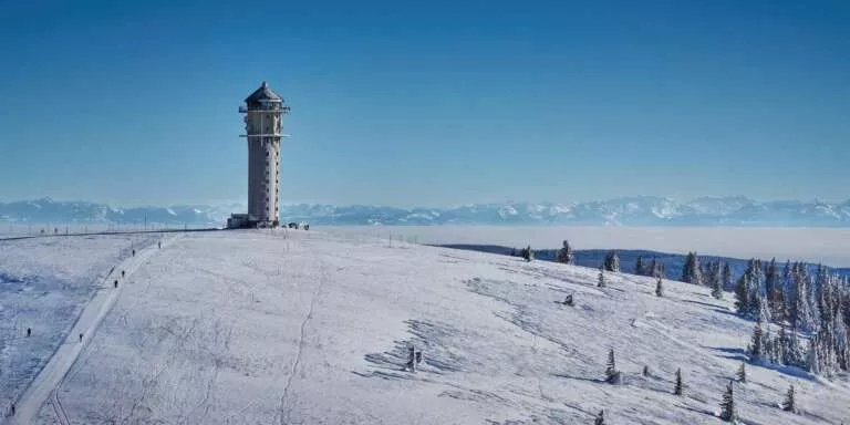 Feldbergturm mit Alpen