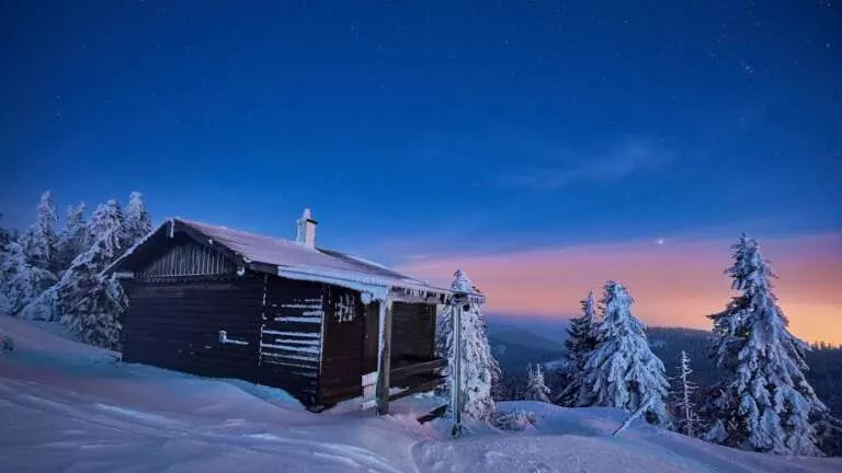 Hütte im Winter im Schwarzwald