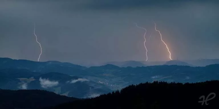 Blitze eines Gewitters über dem Kinzigtal