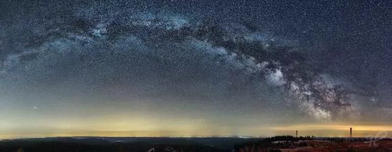 Milchstraßenbogen als Panorama über dem Schwarzwald
