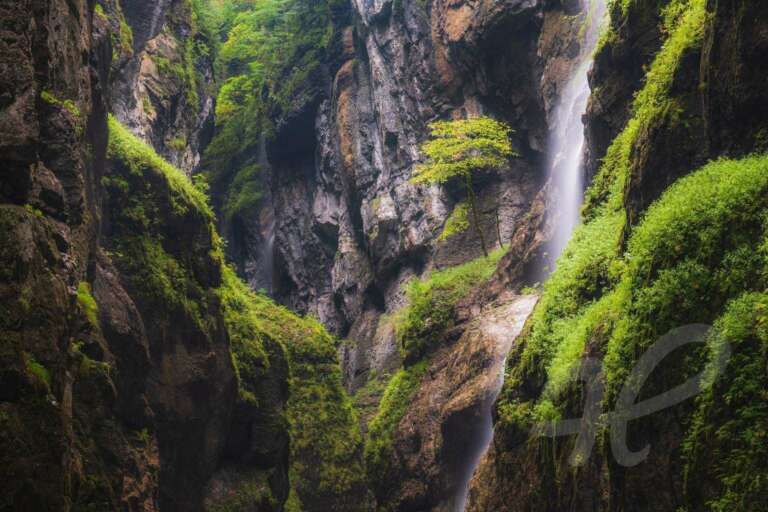 Verwunschenes Tal mit Wasserfall