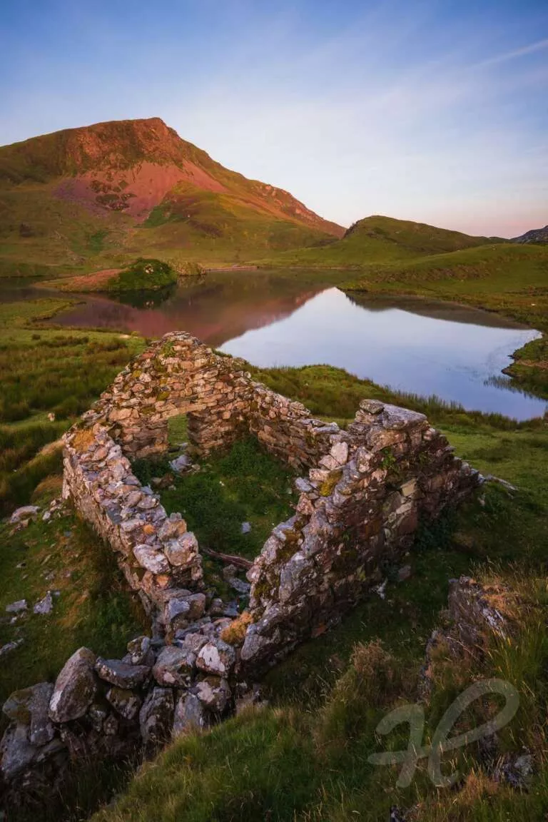 Ruinen an einem See in Wales