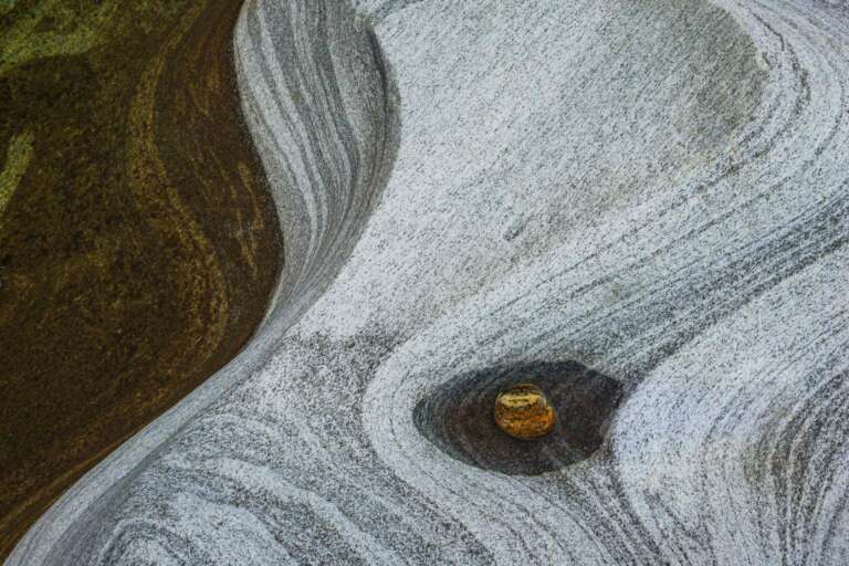 Felsen und Wasser im Verzasca Tal