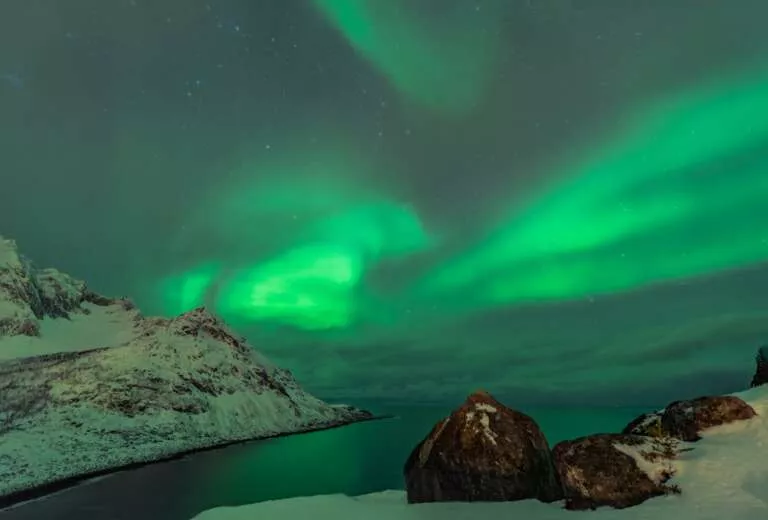 Nordlichter über dem Meer in Senja, Norwegen I
