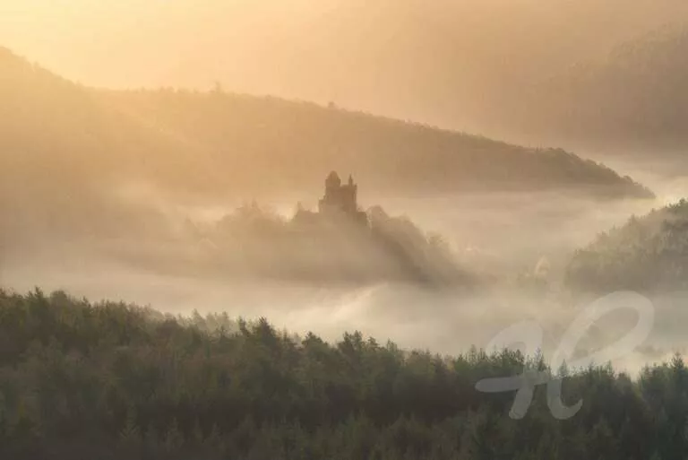 Burg Berwartstein im Nebel