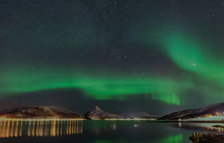 Polarlicht über einem Fjord in Senja, Norwegen