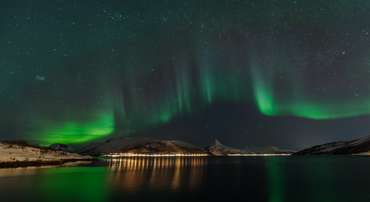 Tanzende Nordlichter über einem Fjord in Senja (I)