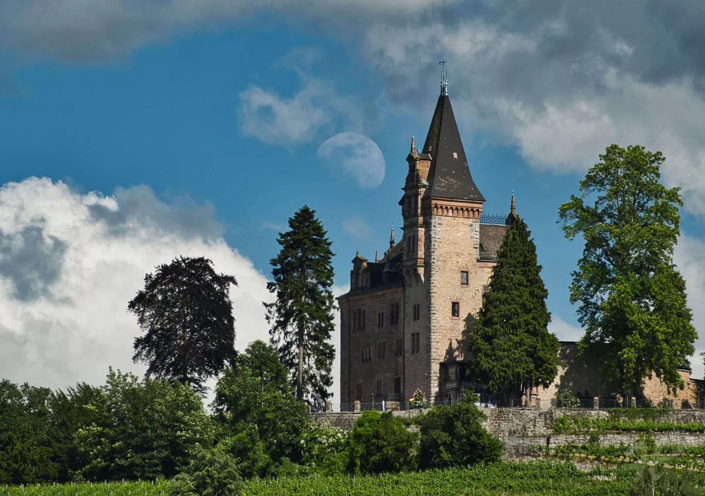 Burg Rodeck mit Mond