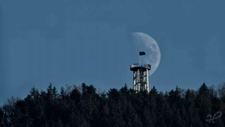 Mond hinter dem Urenkopfturm oberhalb von Haslach