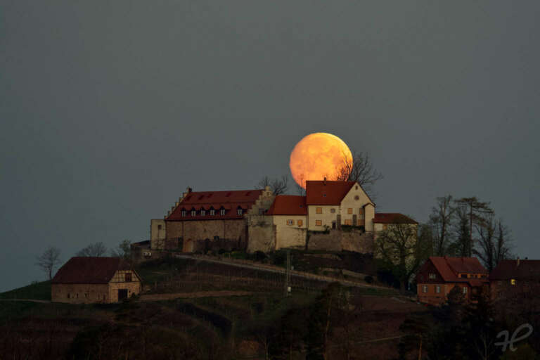Monduntergang hinter Schloss Staufenberg