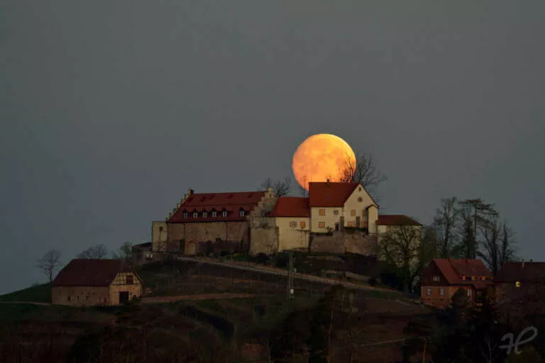 Monduntergang hinter Schloss Staufenberg