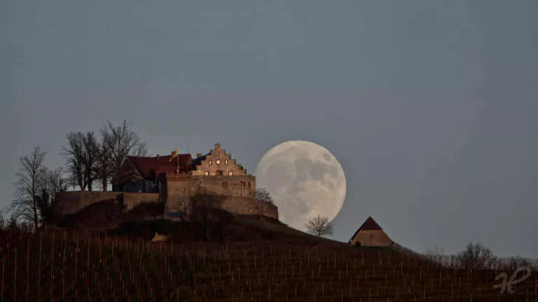 Mondaufgang hinter Schloss Staufenberg