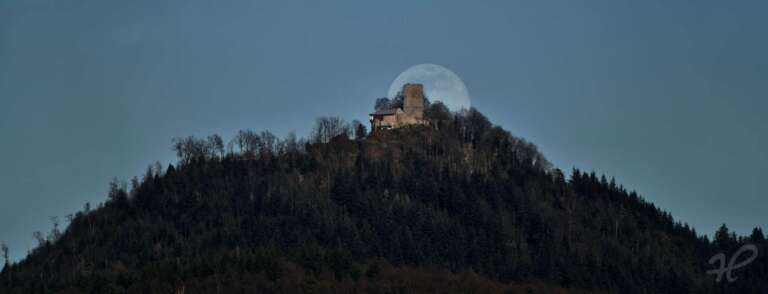 Mondaufgang hinter der Yburg bei Bühl