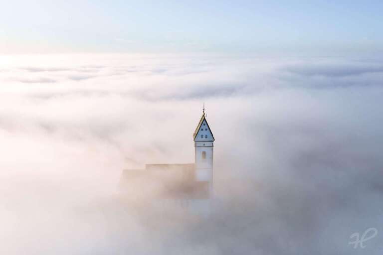 Kirchturm über den Wolken