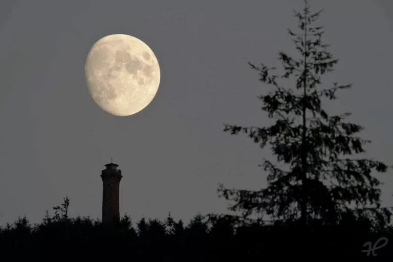 Mondaufgang über dem Moosturm