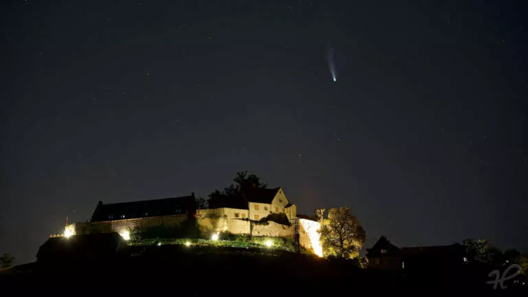 Neowise über dem beleuchteten Schloss Staufenberg