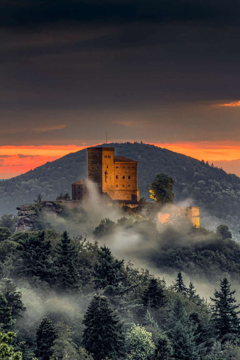 Burg Trifels nach dem Sonnenuntergang