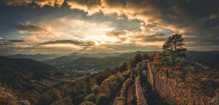 Burg Neuscharfeneck mit Blick über dem Pfälzerwald