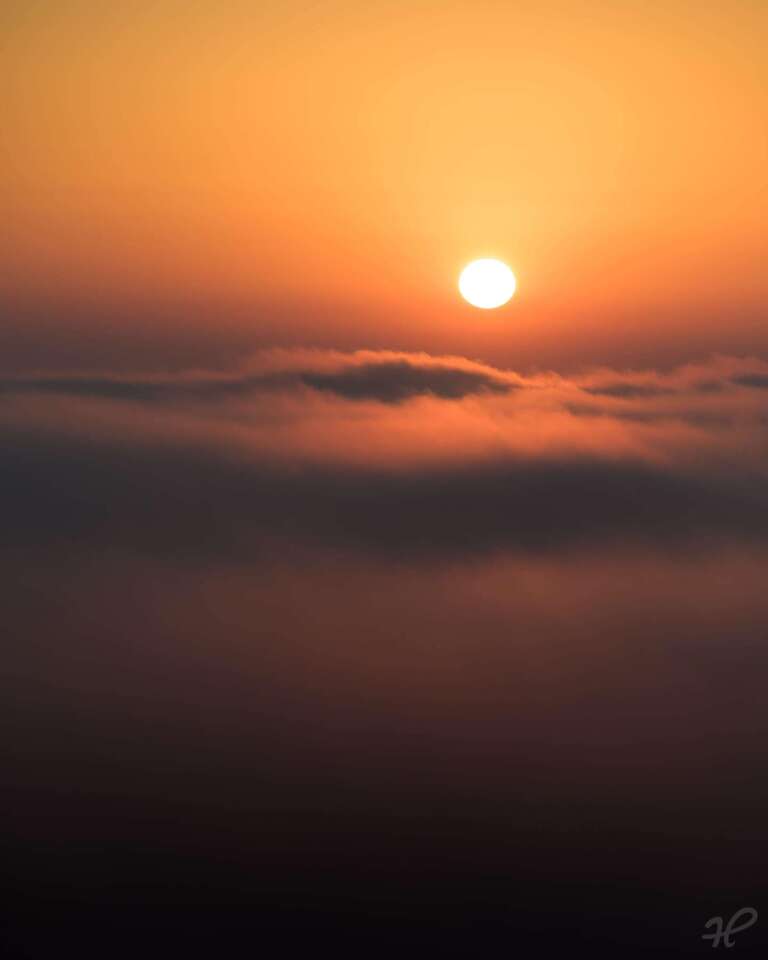 Sonnenaufgang über dem Nebel
