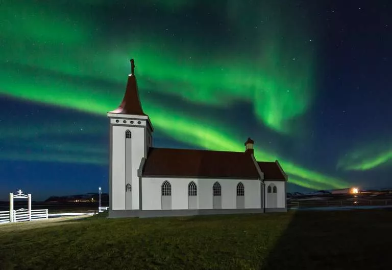 Polarlicht über einer Kirche