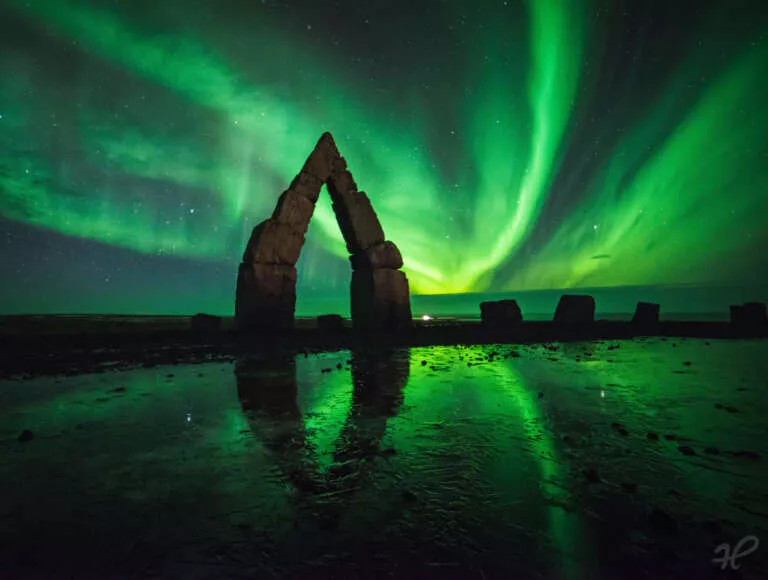 Felsformation mit Polarlicht auf Island