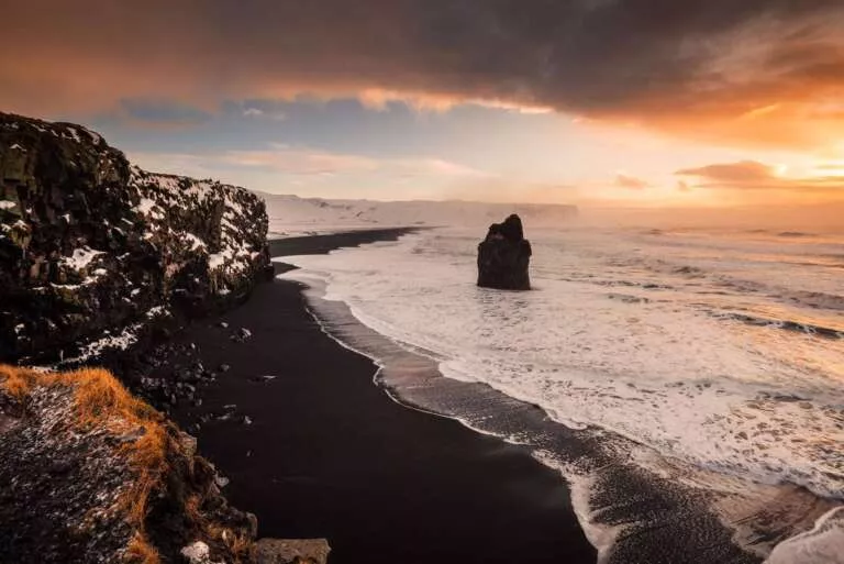 Drholaey Aussichtspunkt auf Island mit schwarzem Strand