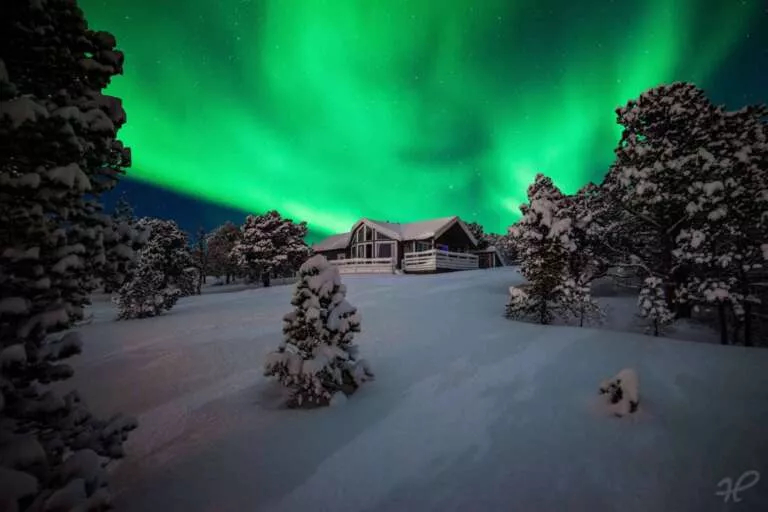 Polarlicht an einer Hütte in Norwegen