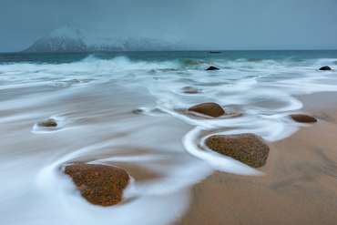 Norwegen, Am Strand mit Wellen