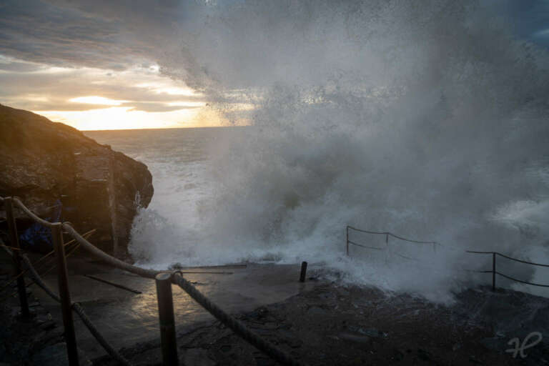 Wellenbrecher in der ligurischen Küste