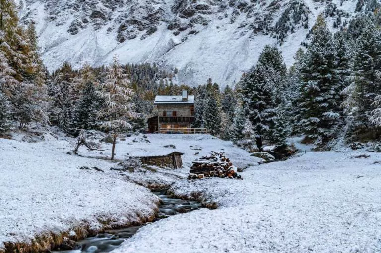 Einsames Haus in den Bergen mit Bach