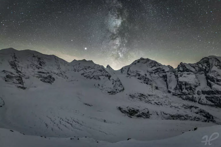 Gletscher in den Alpen unter Sternen