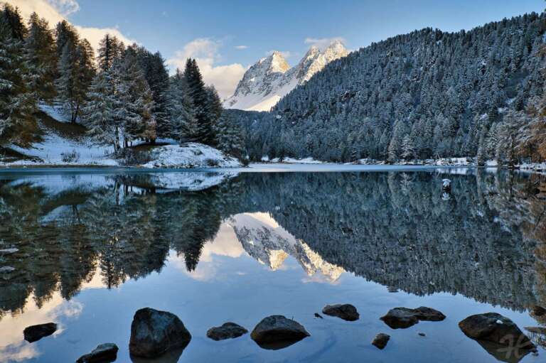 Bergsee in den Alpen mit Spiegelung