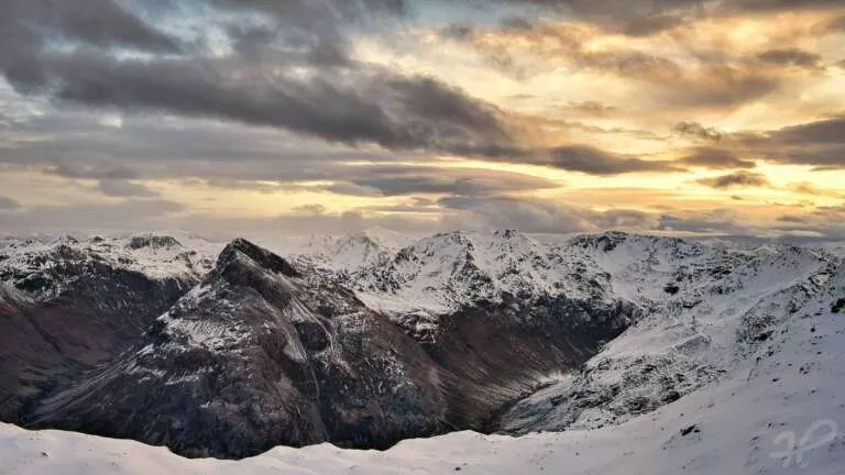 Sonnenaufgang in den Bergen von Graubünden