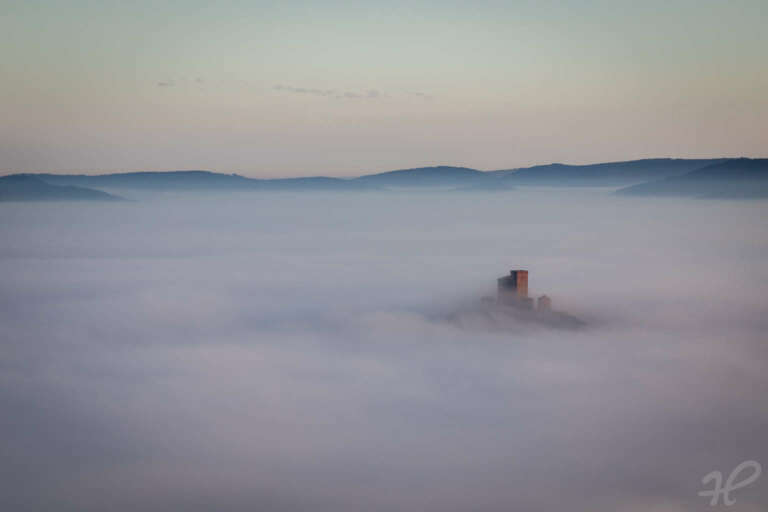 Reichsburg Trifels im Nebel