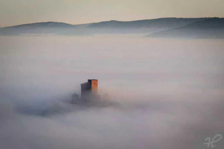 Reichsburg Trifels im Nebel