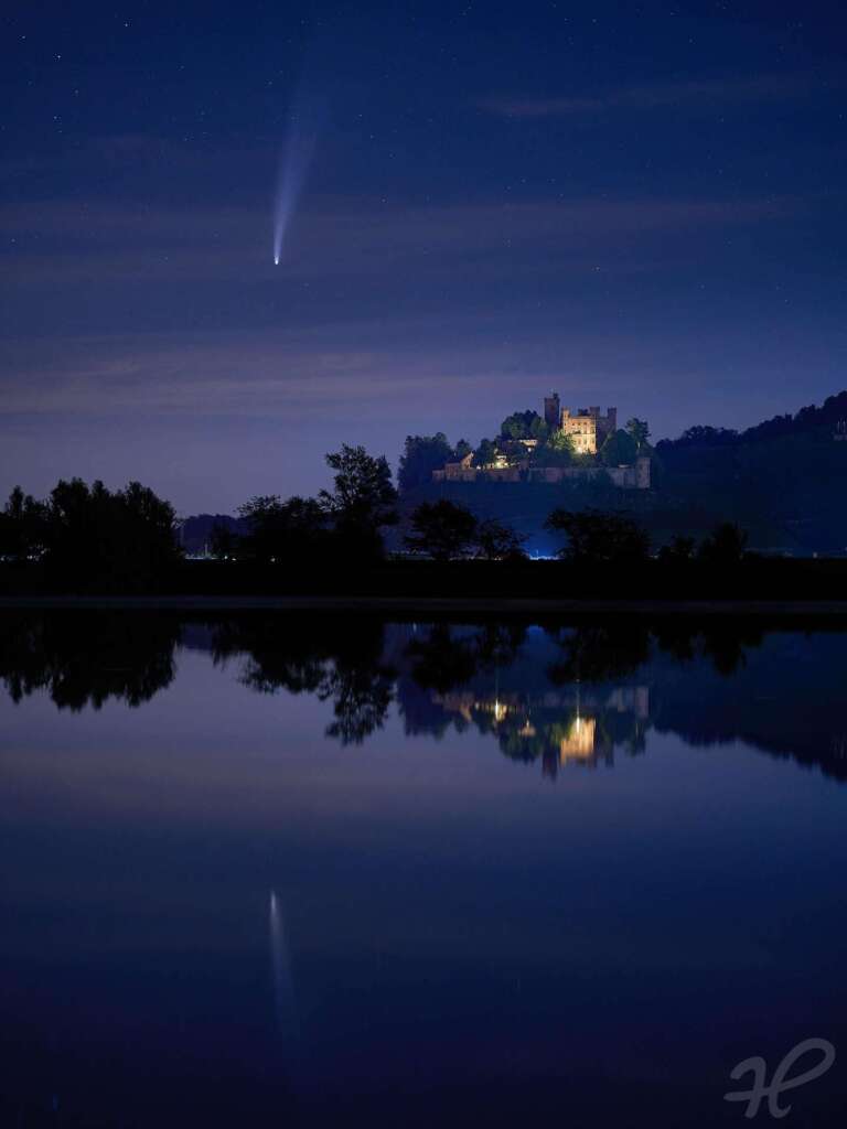 Schloss Ortenberg mit Komet und Spiegelung