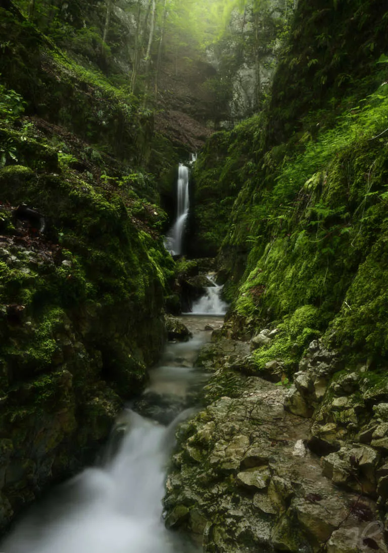 Heimat des Rulaman, Bachlauf mit Wasserfall