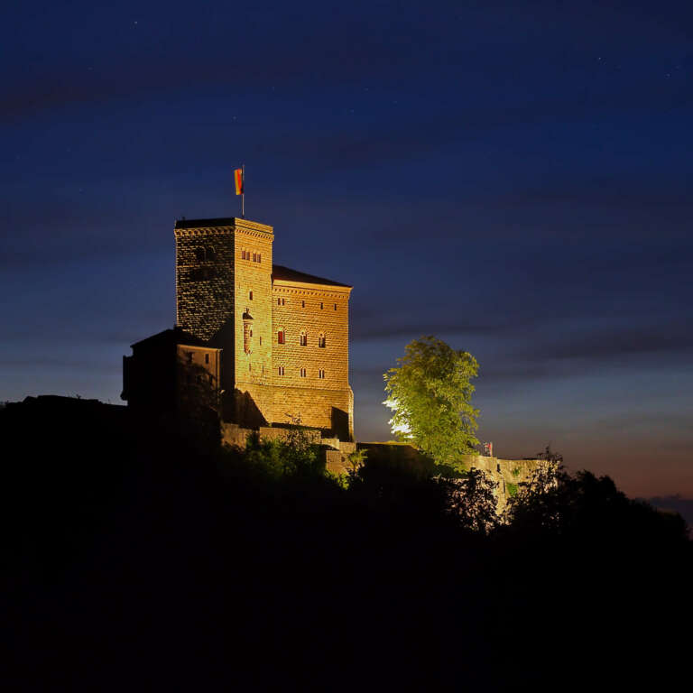 Komet Neowise über der Reichsburg Trifels