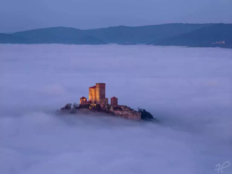 Burg Trifels im abendlichen Nebelkleid