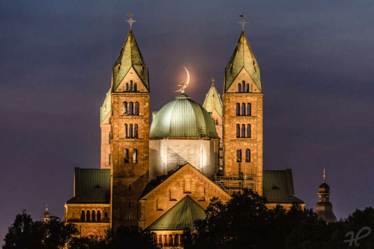 Sichelmond und Kreuz am Speyerer Dom