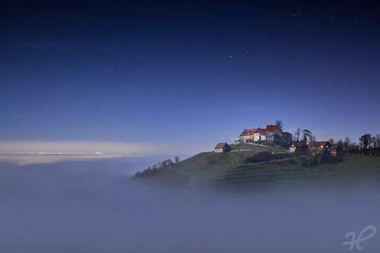 Durbacher Schloss bei Nebel im Mondschein