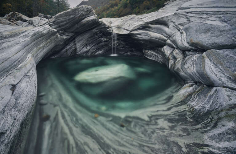 Ein kleiner Wasserfall an einem Wildbach im Tessin, Schweiz
