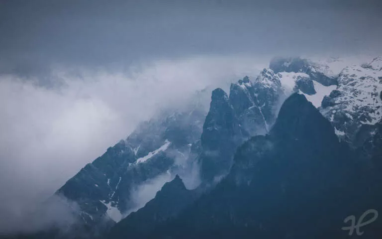 Berggipfel in dramatischen Wolken