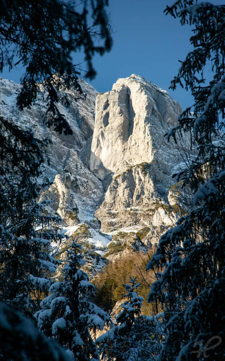 Steile Bergwände in den Bayrischen Alpen